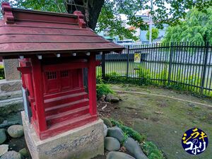 広沢の池の木の祠.jpg