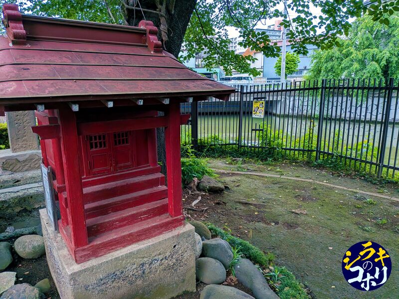 ファイル:広沢の池の木の祠.jpg