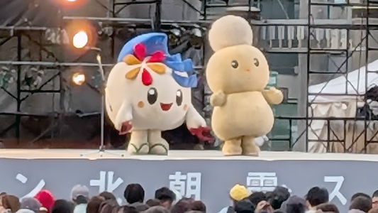 彩夏ちゃん（左）とぽぽたん（右）。2025年8月3日、北朝霞ステージにて撮影。